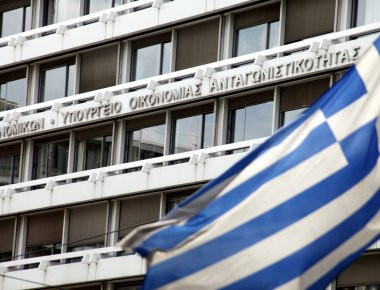 Υπερπροσπάθεια από το Υπουργείο Οικονομικών για να «βγουν» τα νούμερα (φωτό)